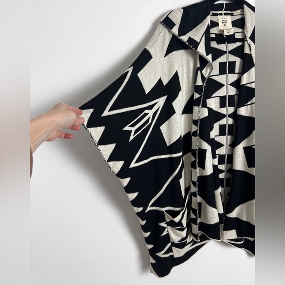 Billabong Enchanted Ways Black & Cream Aztec Print Open Hooded Poncho Boho Sz S - Picture 6 of 12